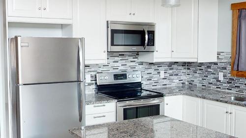 1614 Koocanusa Lake Drive, Newgate, BC - Indoor Photo Showing Kitchen With Upgraded Kitchen