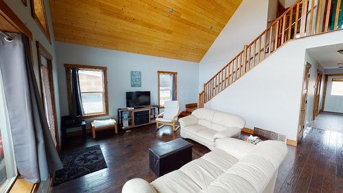 1614 Koocanusa Lake Drive, Newgate, BC - Indoor Photo Showing Living Room