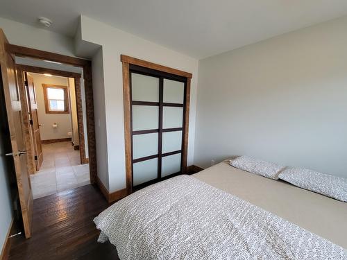 1614 Koocanusa Lake Drive, Newgate, BC - Indoor Photo Showing Bedroom