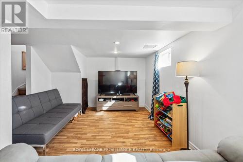 370 Bridge St E, Belleville, ON - Indoor Photo Showing Living Room