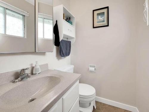 2413 Nechako Drive, Kamloops, BC - Indoor Photo Showing Bathroom