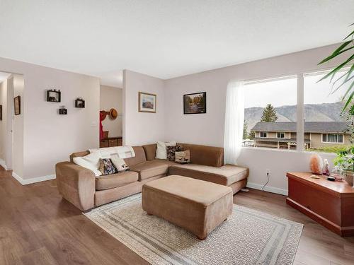 2413 Nechako Drive, Kamloops, BC - Indoor Photo Showing Living Room