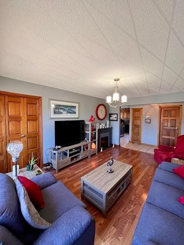 131 Woodcrest Drive, Longlac, ON - Indoor Photo Showing Living Room