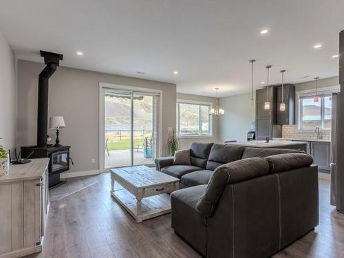 4312 Wilkinson Street, Cache Creek, BC - Indoor Photo Showing Living Room