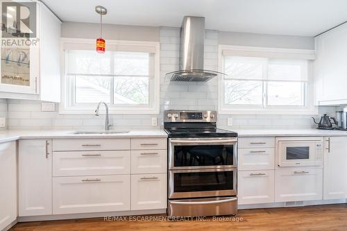 15 Lorraine Drive, Hamilton, ON - Indoor Photo Showing Kitchen With Upgraded Kitchen