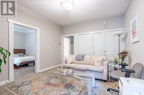 225 Queen St S, Hamilton, ON - Indoor Photo Showing Living Room