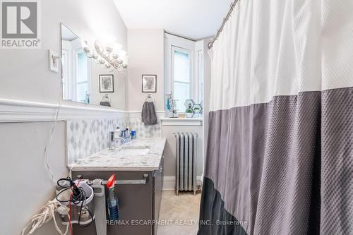 225 Queen St S, Hamilton, ON - Indoor Photo Showing Bathroom