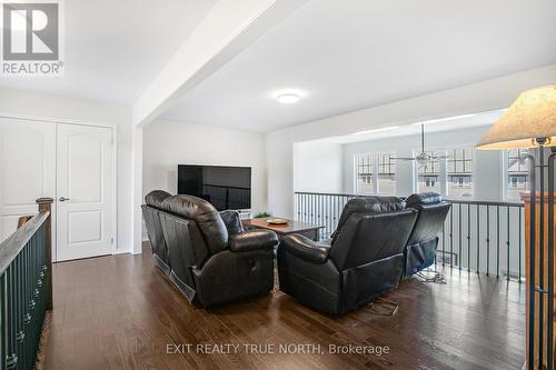 7 Masters Crescent, Georgian Bay, ON - Indoor Photo Showing Living Room