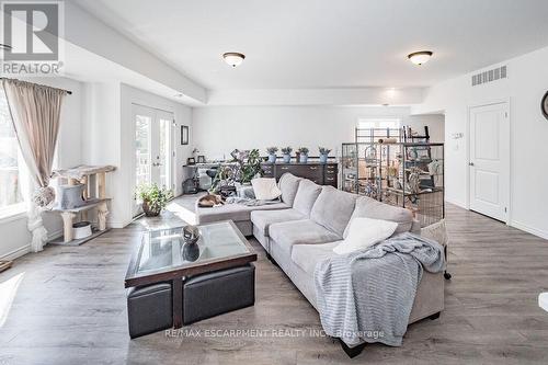 640 Wagner Street, Gravenhurst, ON - Indoor Photo Showing Living Room