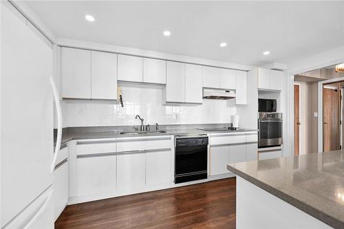 99 Donn Avenue|Unit #605, Stoney Creek, ON - Indoor Photo Showing Kitchen With Upgraded Kitchen