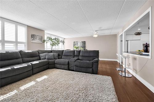 99 Donn Avenue|Unit #605, Stoney Creek, ON - Indoor Photo Showing Living Room