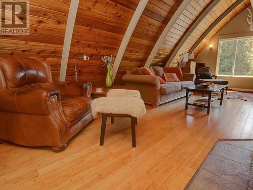 7673 Queest Road, Anglemont, BC - Indoor Photo Showing Living Room