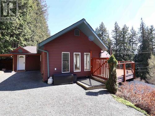 7673 Queest Road, Anglemont, BC - Outdoor