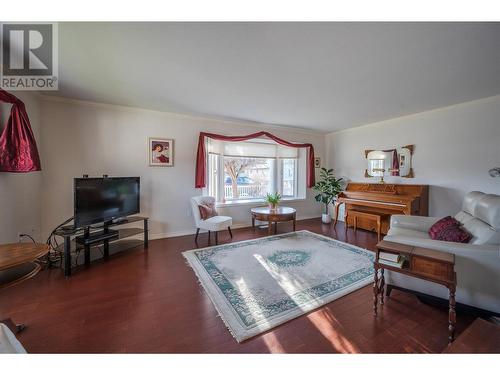 403 Woodruff Avenue, Penticton, BC - Indoor Photo Showing Living Room