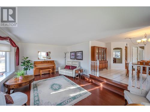 403 Woodruff Avenue, Penticton, BC - Indoor Photo Showing Living Room