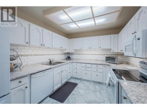 403 Woodruff Avenue, Penticton, BC - Indoor Photo Showing Kitchen