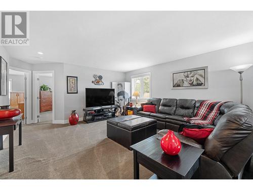 1047 Cascade Place, Kelowna, BC - Indoor Photo Showing Living Room