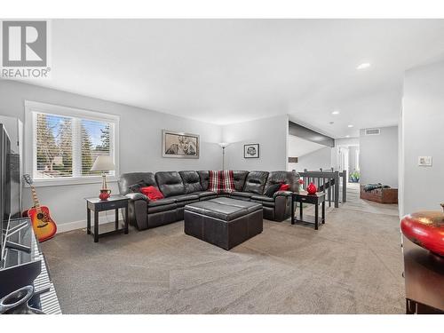 1047 Cascade Place, Kelowna, BC - Indoor Photo Showing Living Room