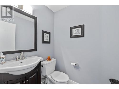 1047 Cascade Place, Kelowna, BC - Indoor Photo Showing Bathroom