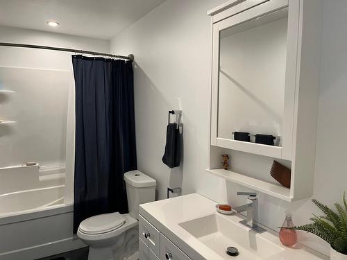 756 10Th Avenue, Castlegar, BC - Indoor Photo Showing Bathroom