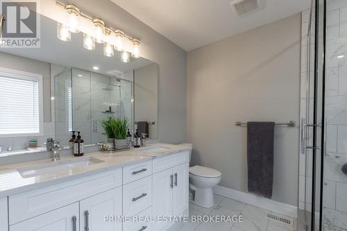 2338 Constance Ave, London, ON - Indoor Photo Showing Bathroom