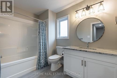 2338 Constance Ave, London, ON - Indoor Photo Showing Bathroom