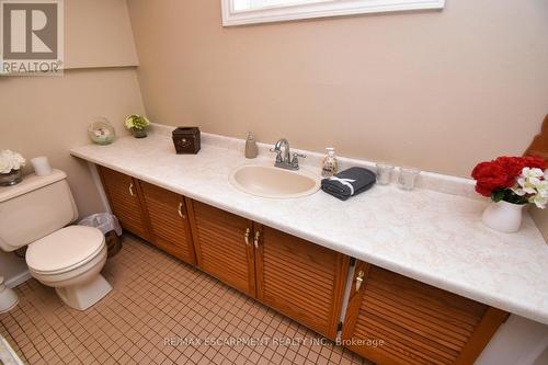 37 Anthony St, Hamilton, ON - Indoor Photo Showing Bathroom