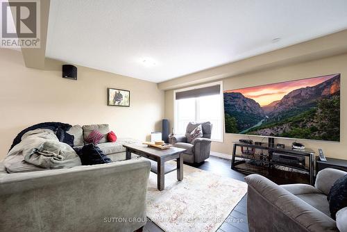 294 Pinehill Drive, Hamilton, ON - Indoor Photo Showing Living Room