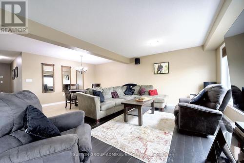 294 Pinehill Dr, Hamilton, ON - Indoor Photo Showing Living Room