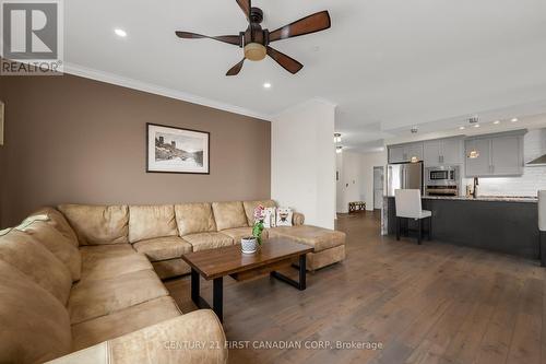 #610 -1878 Gordon St, Guelph, ON - Indoor Photo Showing Living Room