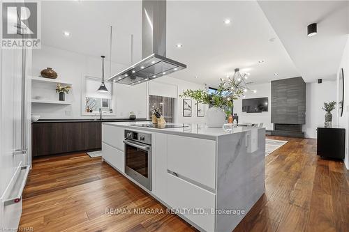 25 Kenmir Avenue, Niagara-On-The-Lake, ON - Indoor Photo Showing Kitchen With Upgraded Kitchen