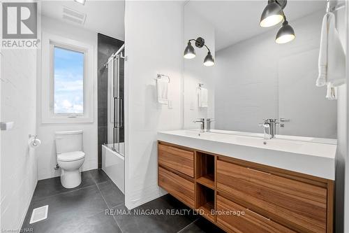 25 Kenmir Avenue, Niagara-On-The-Lake, ON - Indoor Photo Showing Bathroom