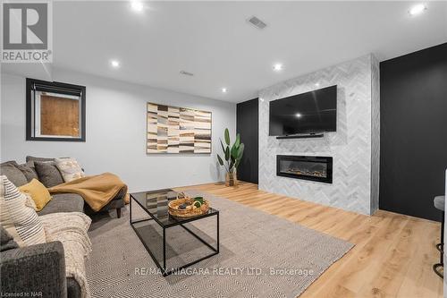25 Kenmir Avenue, Niagara-On-The-Lake, ON - Indoor Photo Showing Living Room With Fireplace