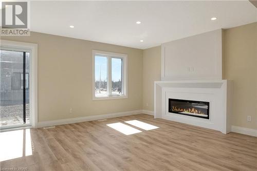 40 Bastien Street Unit# 11, Cambridge, ON - Indoor Photo Showing Living Room With Fireplace