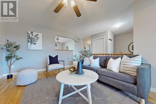 54 Eakins Crt, Kawartha Lakes, ON - Indoor Photo Showing Living Room