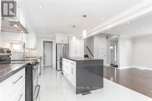 2183 Council Ring Rd, Mississauga, ON - Indoor Photo Showing Kitchen With Upgraded Kitchen