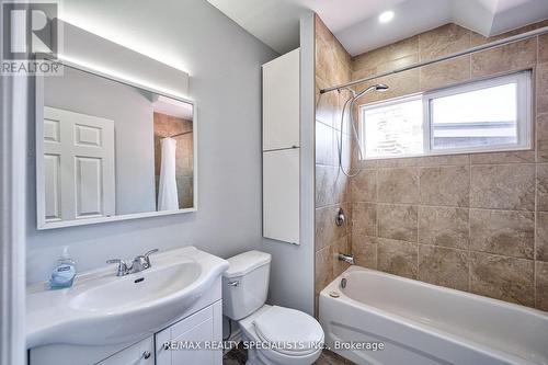 108 Victoria Ave N, Hamilton, ON - Indoor Photo Showing Bathroom