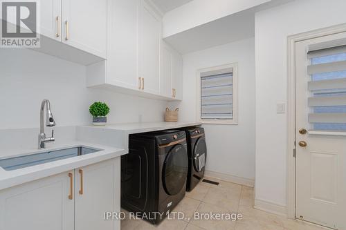 426 Maria Antonia Rd, Vaughan, ON - Indoor Photo Showing Laundry Room