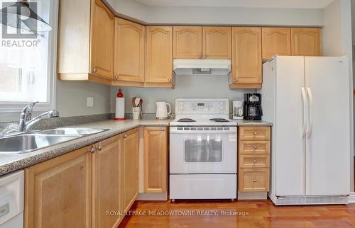 2470 Bankside Dr, Mississauga, ON - Indoor Photo Showing Kitchen With Double Sink