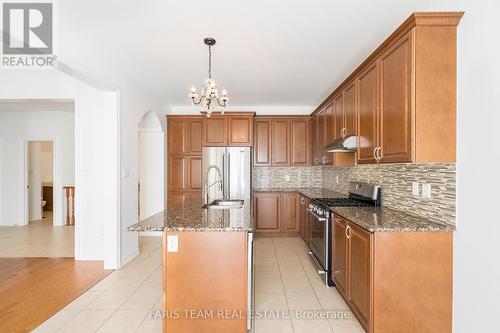 140 Copeland Cres, Innisfil, ON - Indoor Photo Showing Kitchen With Upgraded Kitchen