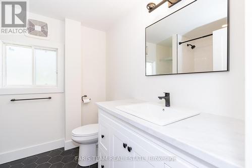 444 Park Street, Tay, ON - Indoor Photo Showing Bathroom