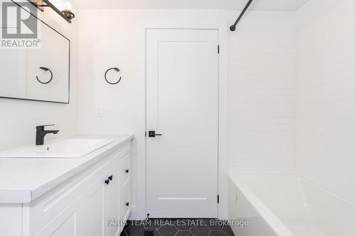 444 Park St, Tay, ON - Indoor Photo Showing Bathroom