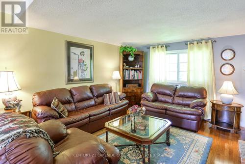 16 Old Indian Trail W, Ramara, ON - Indoor Photo Showing Living Room