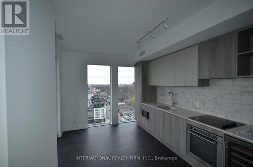 #1705 -2020 Bathurst St, Toronto, ON - Indoor Photo Showing Kitchen With Upgraded Kitchen