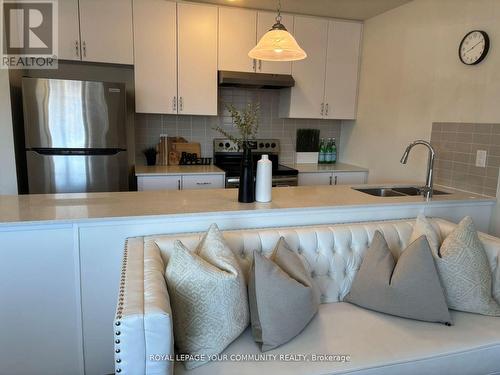 #78 -370 Red Maple Rd, Richmond Hill, ON - Indoor Photo Showing Kitchen With Double Sink