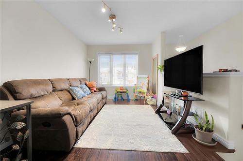 43 Viking Drive, Binbrook, ON - Indoor Photo Showing Living Room