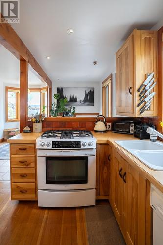101 Third Street, Street E, Revelstoke, BC - Indoor Photo Showing Kitchen With Double Sink