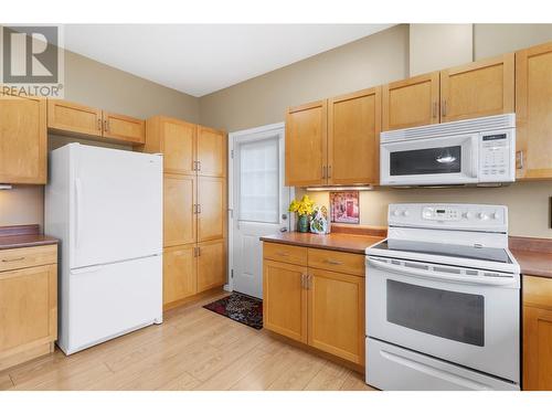 514 8 Street Se, Salmon Arm, BC - Indoor Photo Showing Kitchen