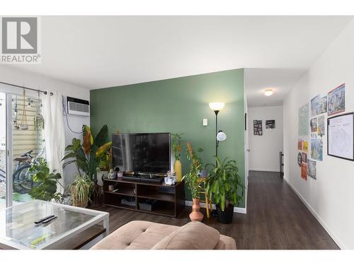 3160 Casorso Road Unit# 303, Kelowna, BC - Indoor Photo Showing Living Room