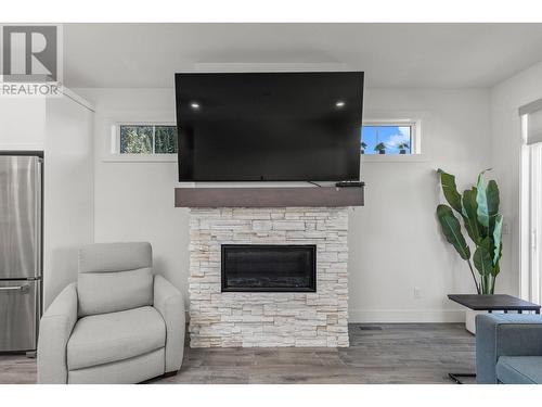 1575 Summer Crescent, Kelowna, BC - Indoor Photo Showing Living Room With Fireplace